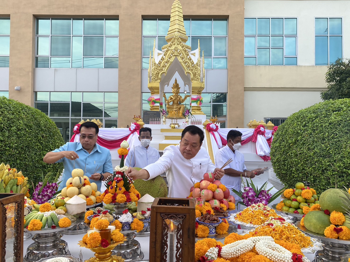 กรมบังคับคดีจัดพิธีบวงสรวงท่านท้าวมหาพรหมและศาลตายาย เนื่องในวันคล้ายวันสถาปนากรมบังคับคดี ครบรอบ 49 ปี
